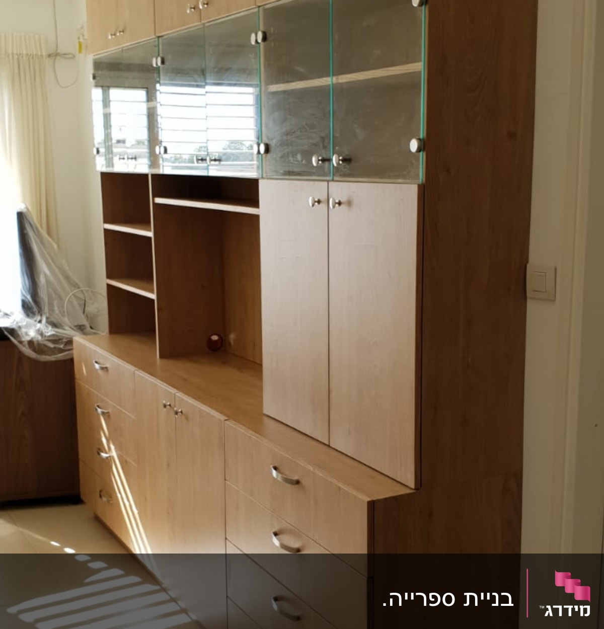 ארון עץ עם דלתות זכוכית ומגירות